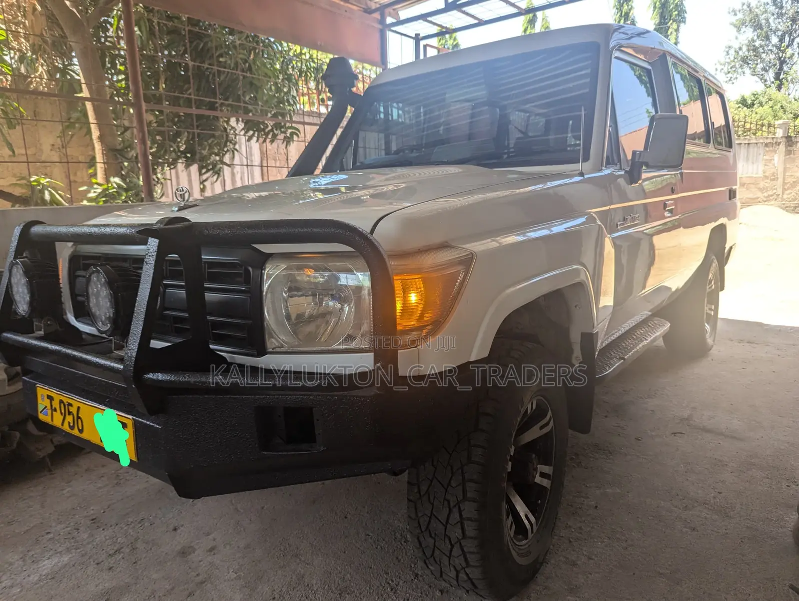 Toyota Land Cruiser 1997 White