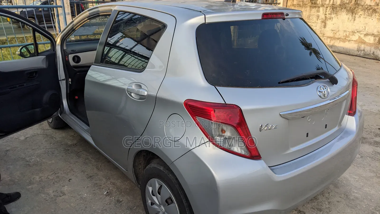 Toyota Vitz 2011 Silver