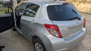 Toyota Vitz 2011 Silver