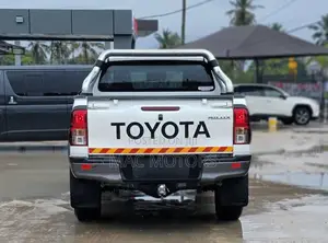 Toyota Hilux SR5 4x4 2015 White