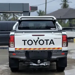 Toyota Hilux SR5 4x4 2015 White
