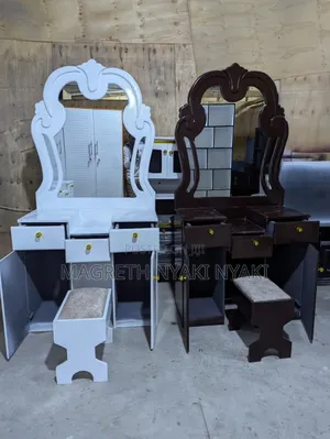 Dressing Table Na Kiti Chake