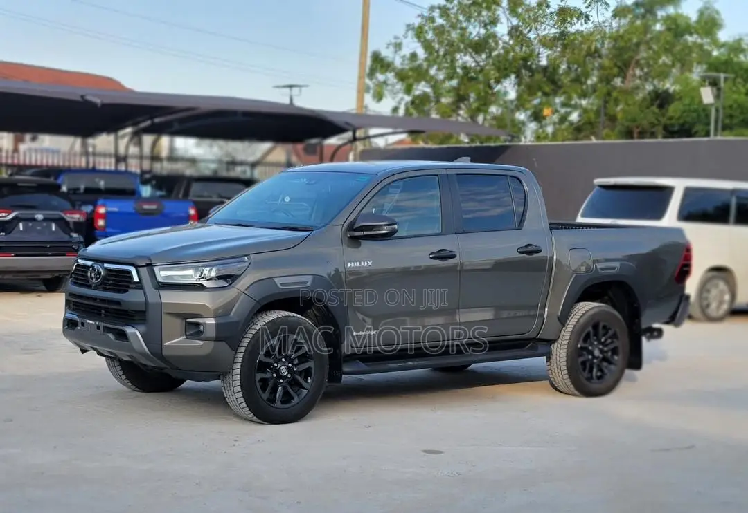 Toyota Hilux 2022 Gray