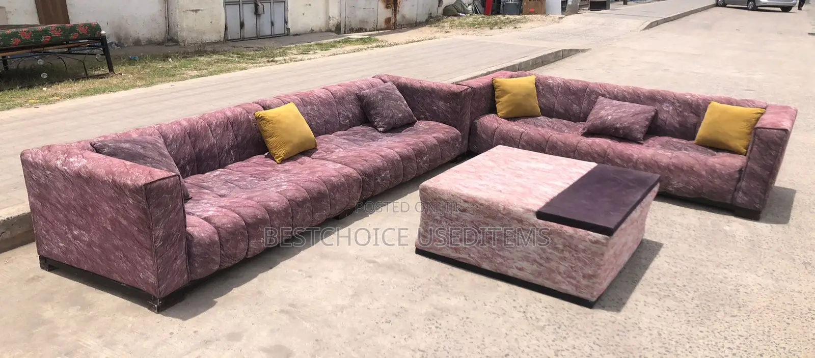 Sofa Za Watu 11 Na Meza Ake Zimetumika Kidgo