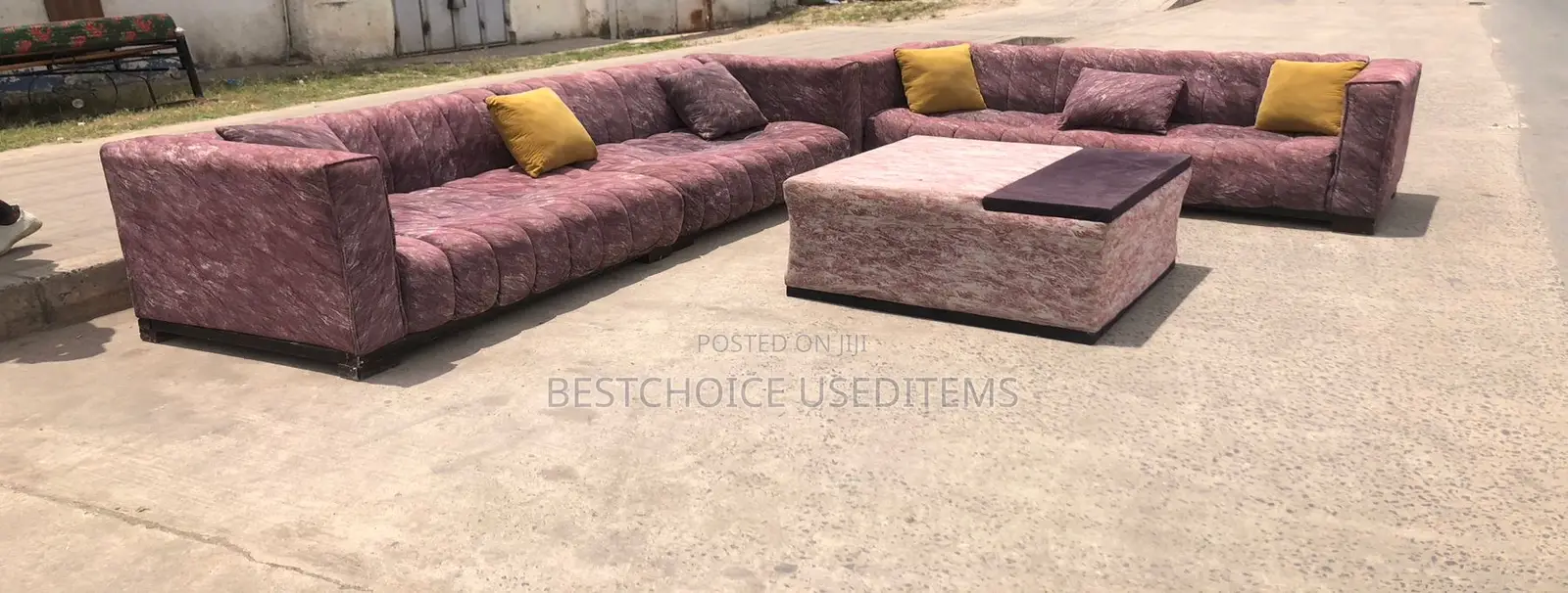 Sofa Za Watu 11 Na Meza Ake Zimetumika Kidgo