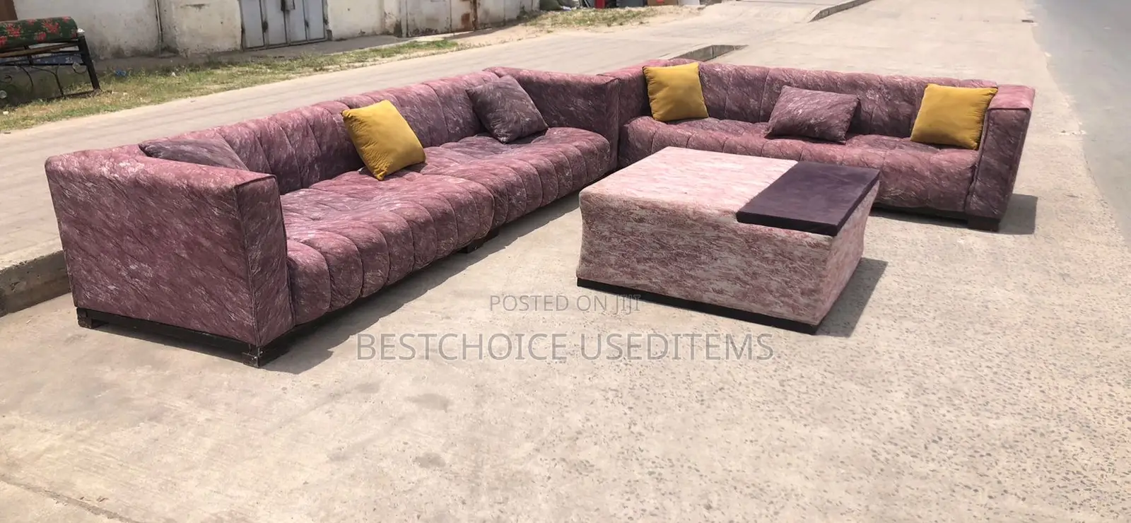 Sofa Za Watu 11 Na Meza Ake Zimetumika Kidgo