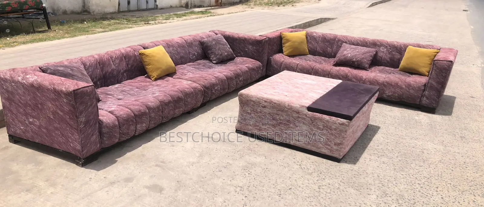 Sofa Za Watu 11 Na Meza Ake Zimetumika Kidgo