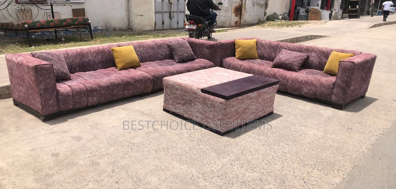 Sofa Za Watu 11 Na Meza Ake Zimetumika Kidgo