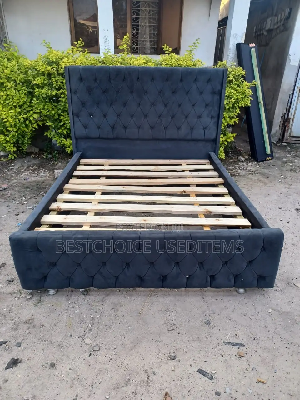 5/6 Sofa Bed Mbao Ngumu Used Bado Kipo Kwenye Hali Nzuri