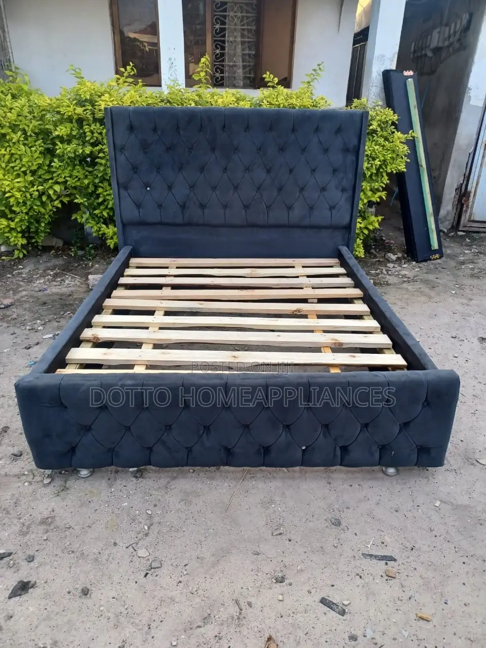 5/6 Sofa Bed Mbao Ngumu Used Bado Kipo Kwenye Hali Nzuri
