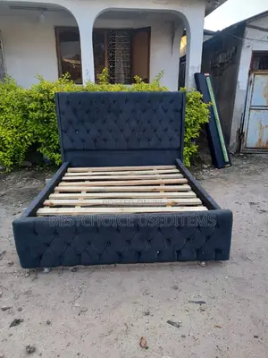 5/6 Sofa Bed Mbao Ngumu Used Bado Kipo Kwenye Hali Nzuri