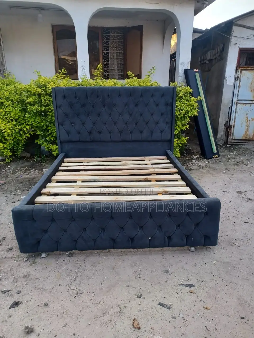 5/6 Sofa Bed Mbao Ngumu Used Bado Kipo Kwenye Hali Nzuri
