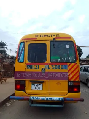 Toyota Coaster 2000 Yellow