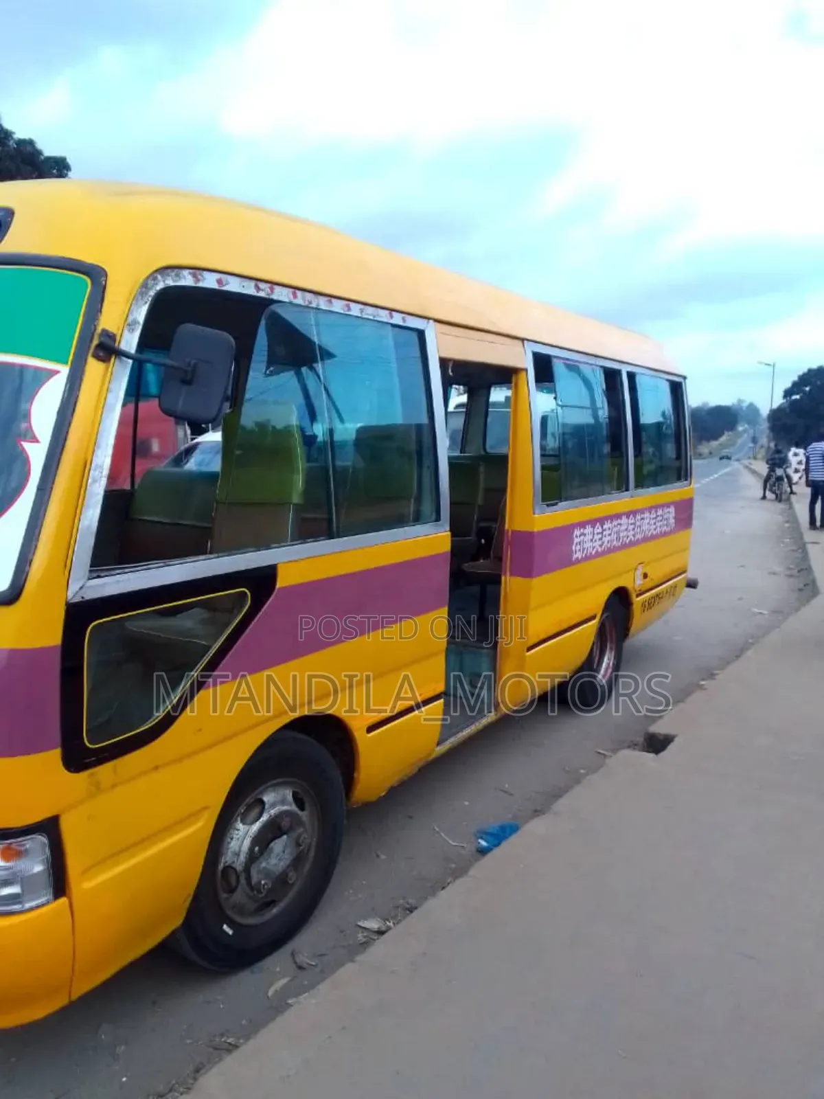 Toyota Coaster 2000 Yellow