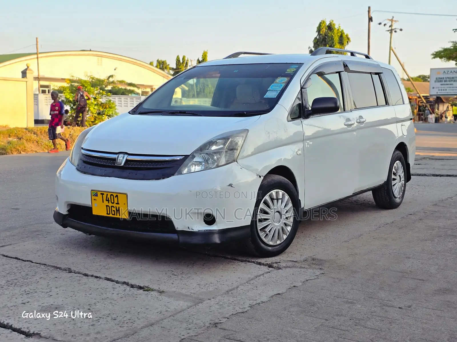 Toyota ISIS 2005 White