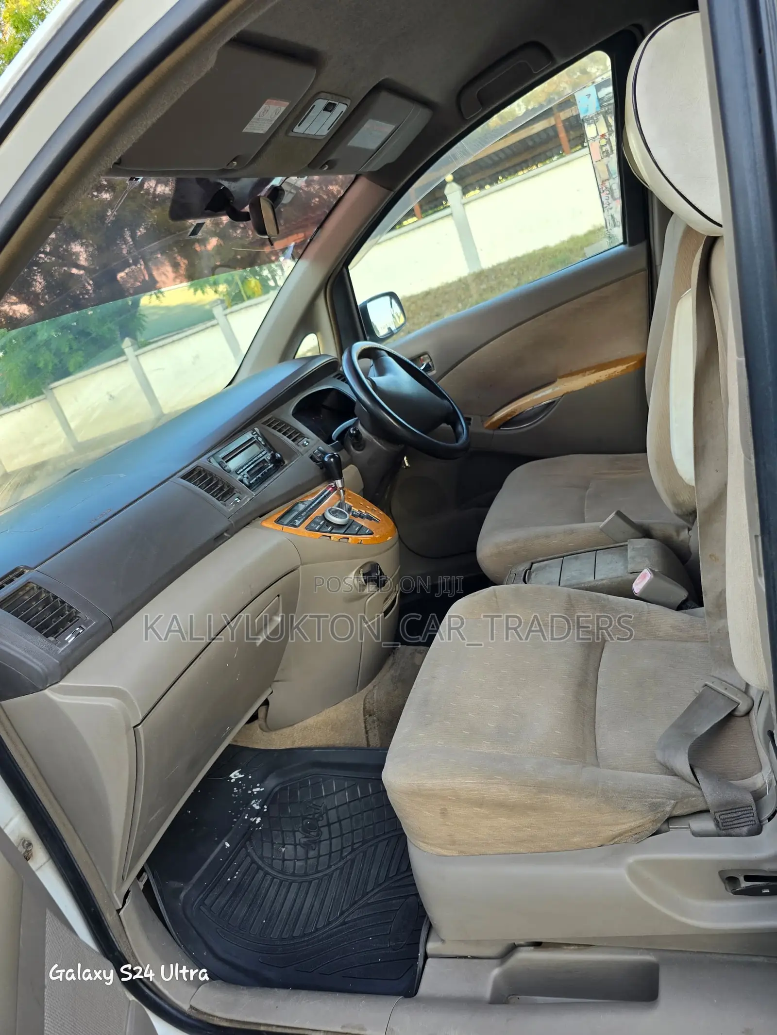 Toyota ISIS 2005 White