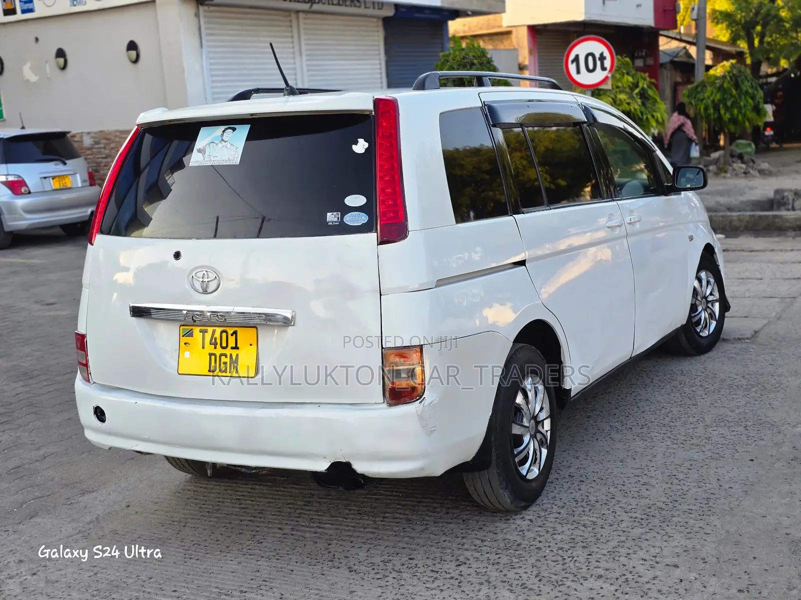 Toyota ISIS 2005 White