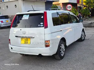 Toyota ISIS 2005 White