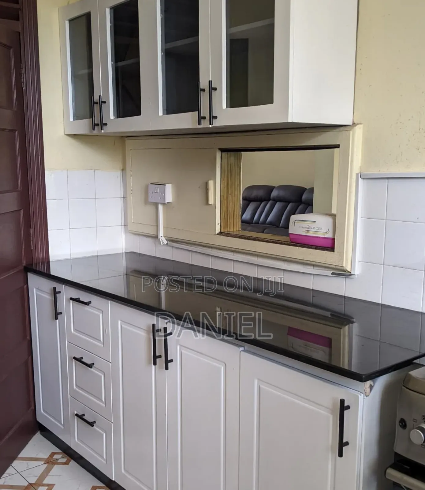 Kitchen Carbinate Nyeupe Juu Marble Nakabati Za Juu