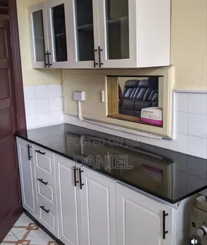 Kitchen Carbinate Nyeupe Juu Marble Nakabati Za Juu