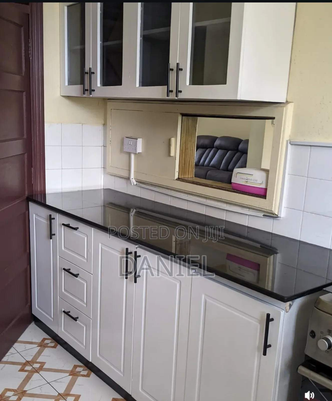 Kitchen Carbinate Nyeupe Juu Marble Nakabati Za Juu
