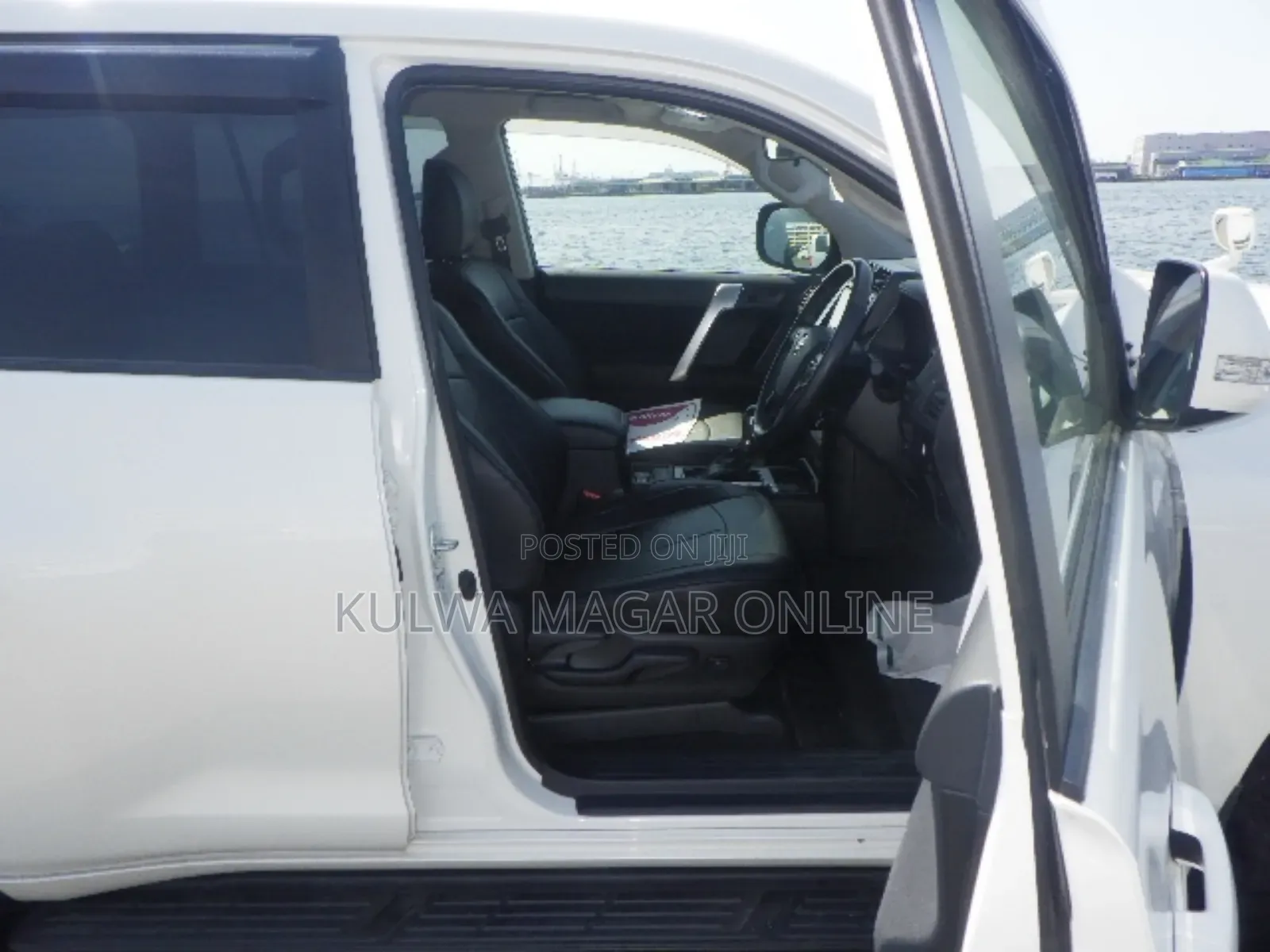 Toyota Land Cruiser 1999 White