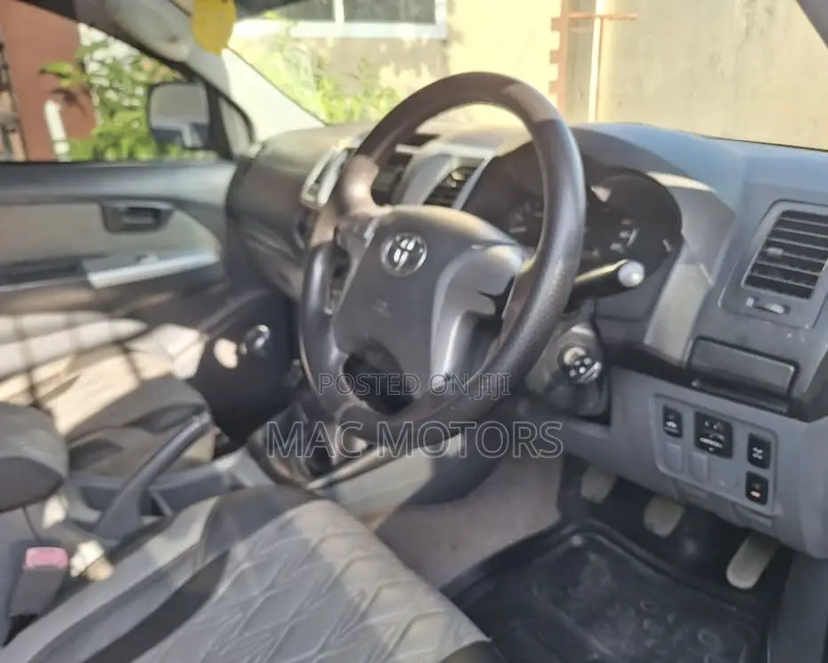 Toyota Hilux 2.5 D-4D 4X4 SRX 2012 White