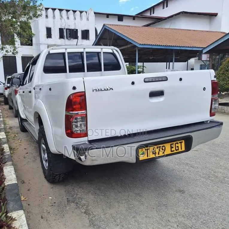 Toyota Hilux 2.5 D-4D 4X4 SRX 2012 White