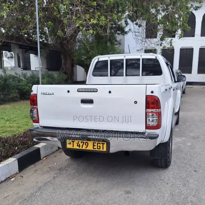Toyota Hilux 2.5 D-4D 4X4 SRX 2012 White