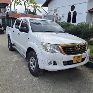 Toyota Hilux 2.5 D-4D 4X4 SRX 2012 White
