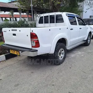 Toyota Hilux 2.5 D-4D 4X4 SRX 2012 White