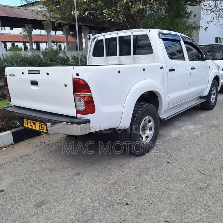 Toyota Hilux 2.5 D-4D 4X4 SRX 2012 White