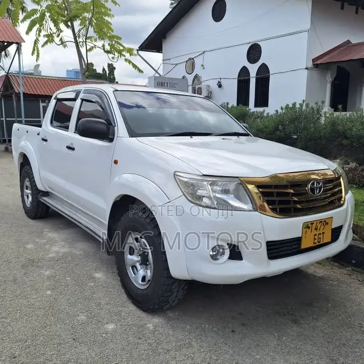 Toyota Hilux 2.5 D-4D 4X4 SRX 2012 White
