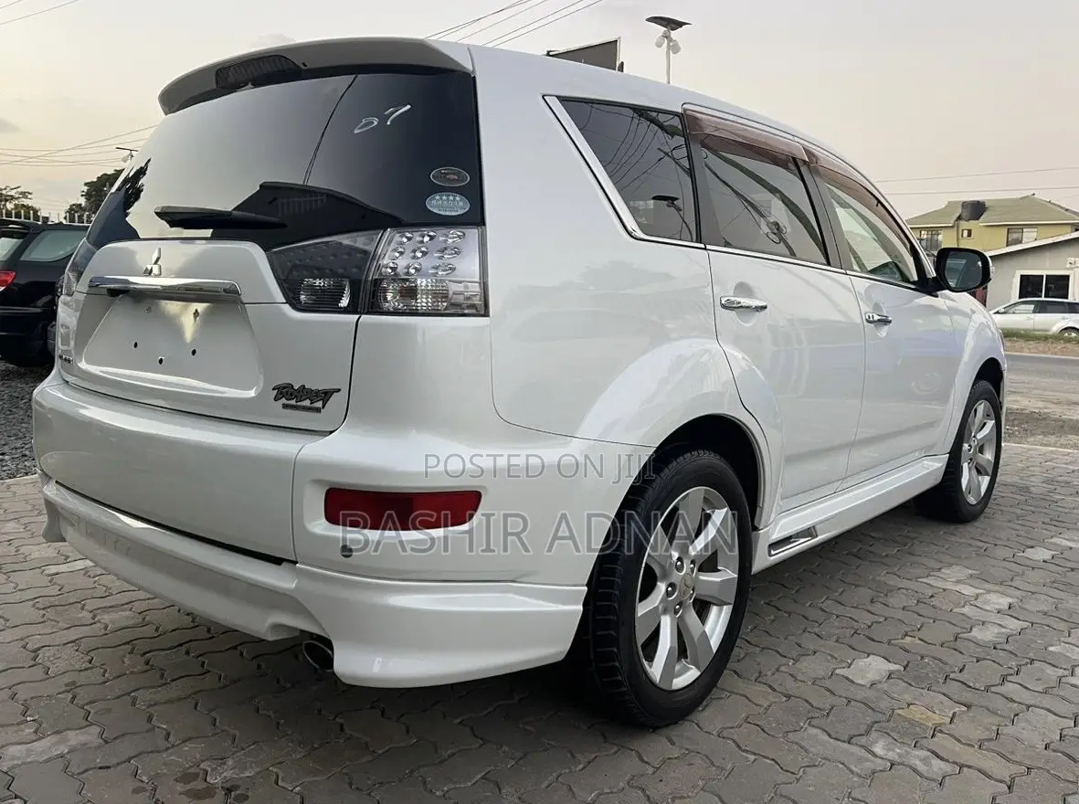 Mitsubishi Outlander 2011 White