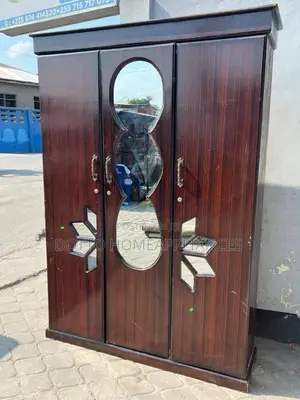 Kabati Milango Mitatu Bado Lipo Kwenye Confio Nzuri