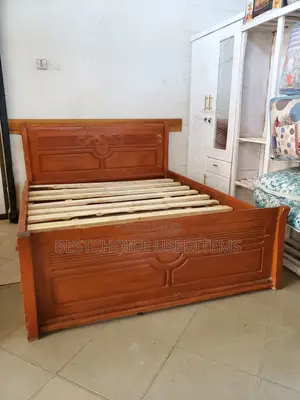 Kitanda Cha Mbao Ngumu 5:6 Rangi Nzuri Kabisa Used Like New