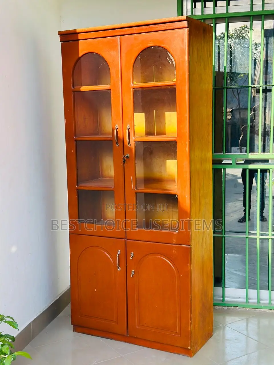 Kabati La Vyombo Mbao Ngumu Zuri Mno Used Clean