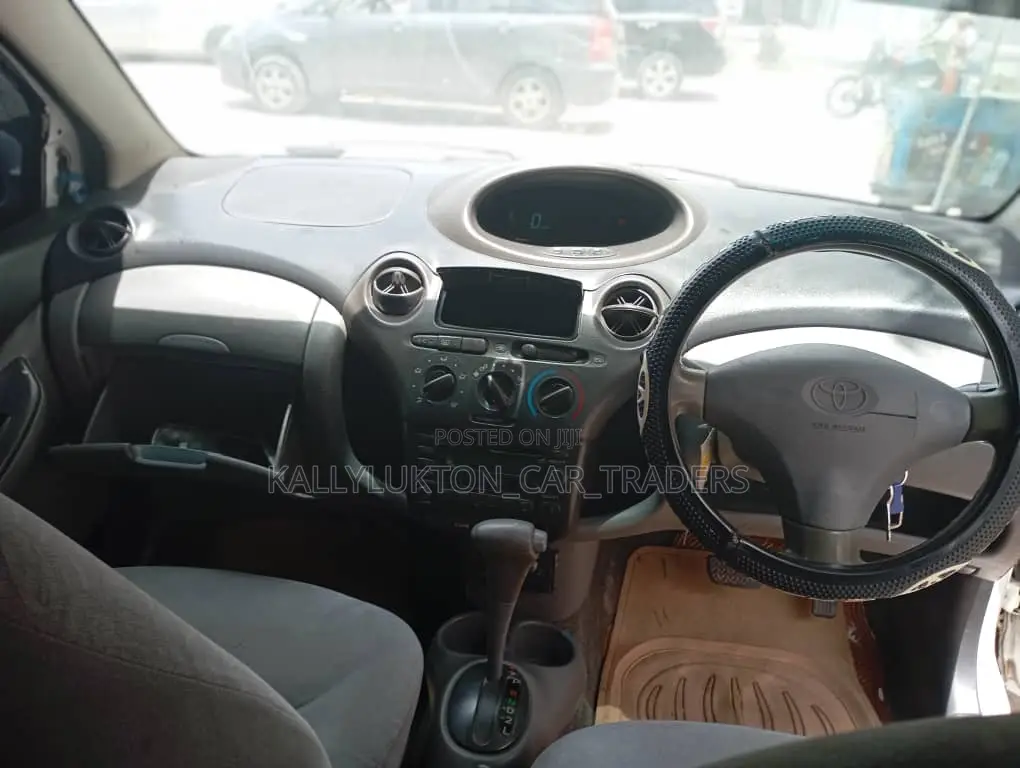 Toyota Vitz 2003 White
