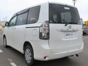 Toyota Voxy 2009 Pearl