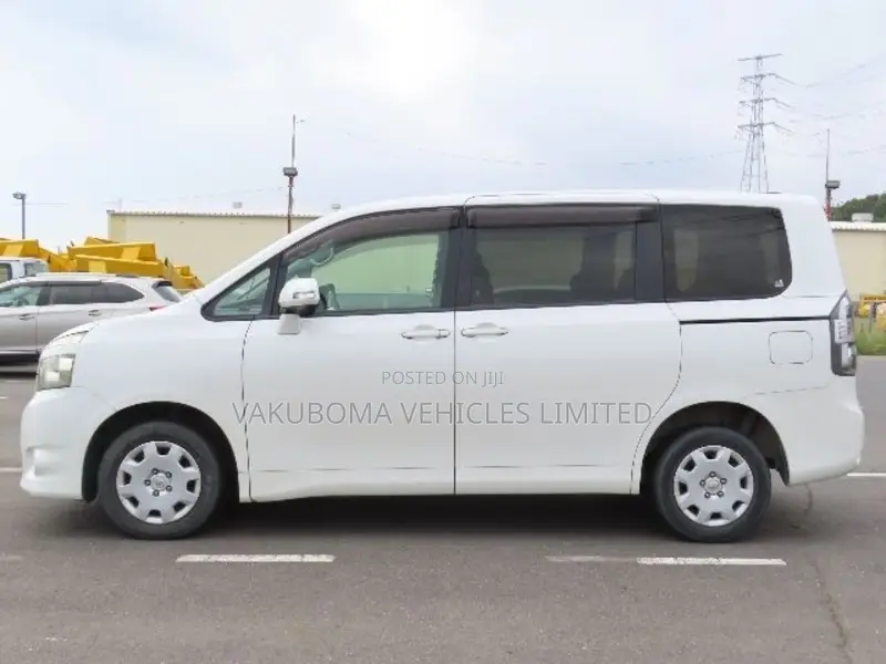 Toyota Voxy 2009 Pearl