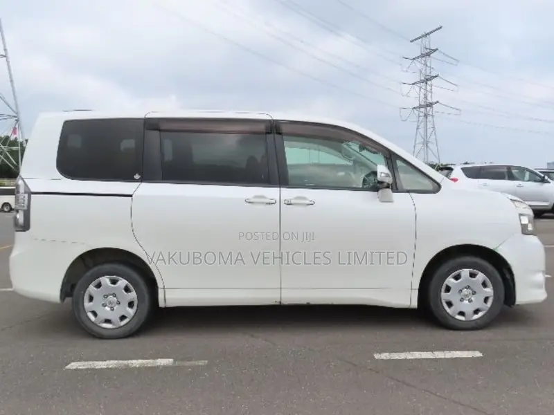 Toyota Voxy 2009 Pearl