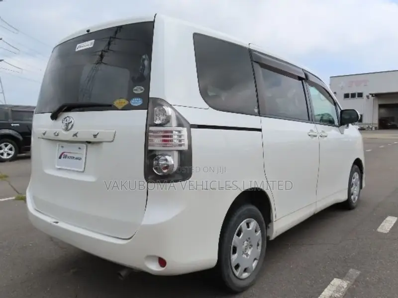 Toyota Voxy 2009 Pearl