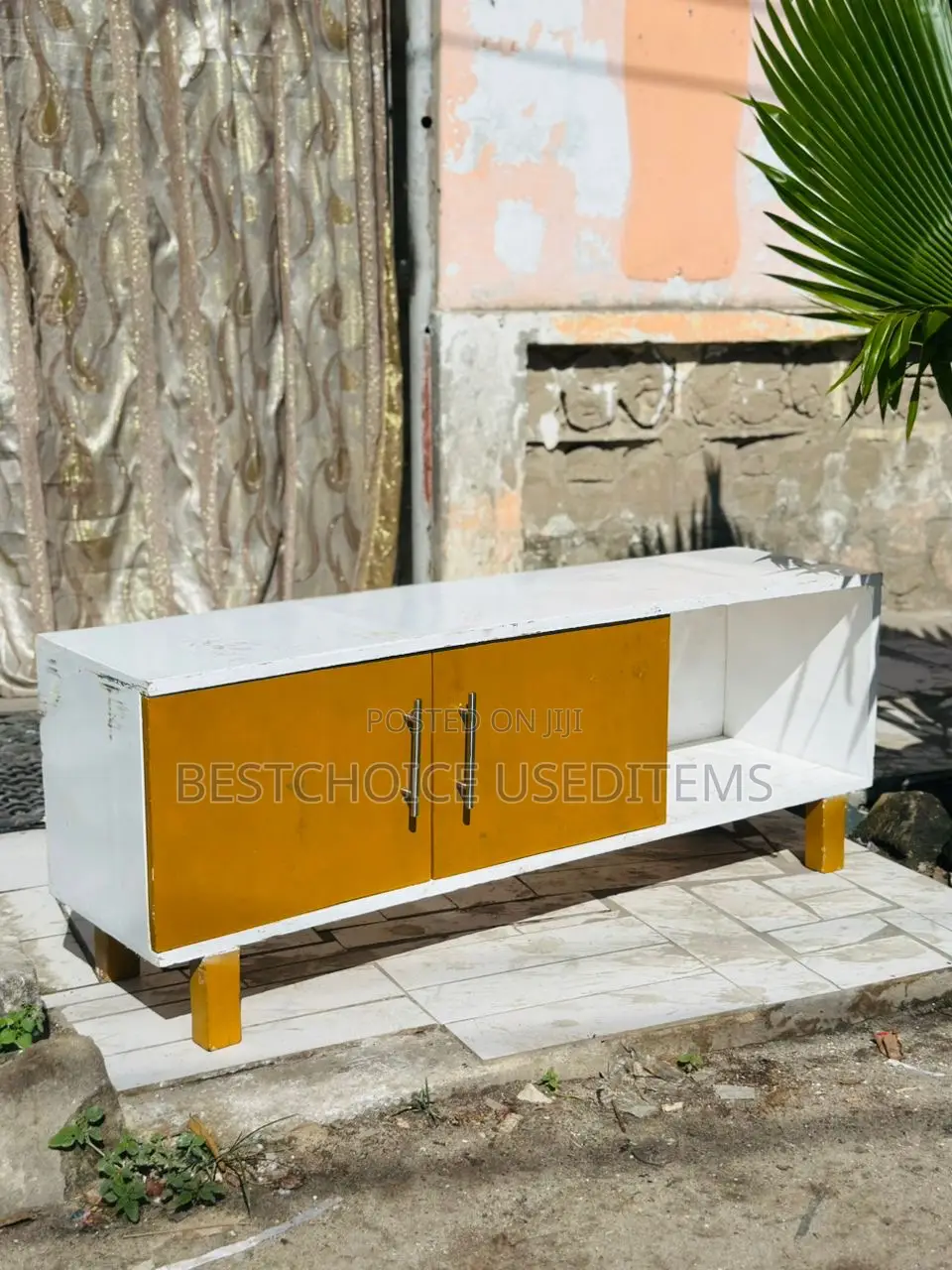 Show Case Used Rangi Nyeupe, Brown Na Kijivu