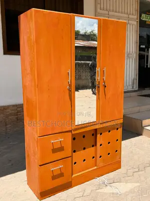 Mbao Ngumu Milango Mitatu Na Kioo Kipo