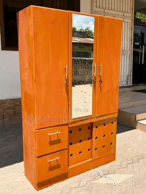 Mbao Ngumu Milango Mitatu Na Kioo Kipo