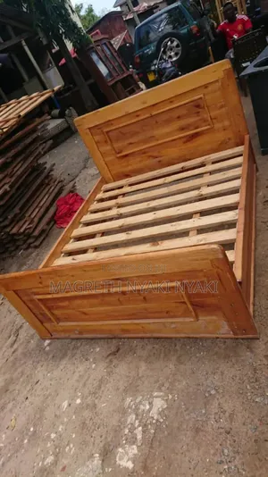 Nauza Kitanda Cha Mbao Ngumu