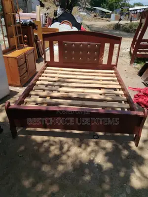 5/6 Mbao Ngumu Na Sofa Bed Nzuri Rangi Ni Brown