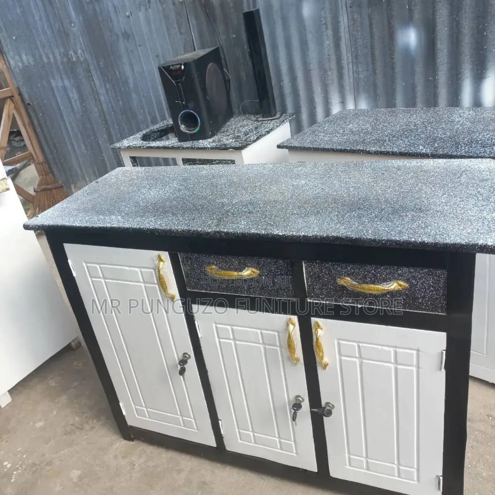 Kitchen Cabinet Milango Mitatu