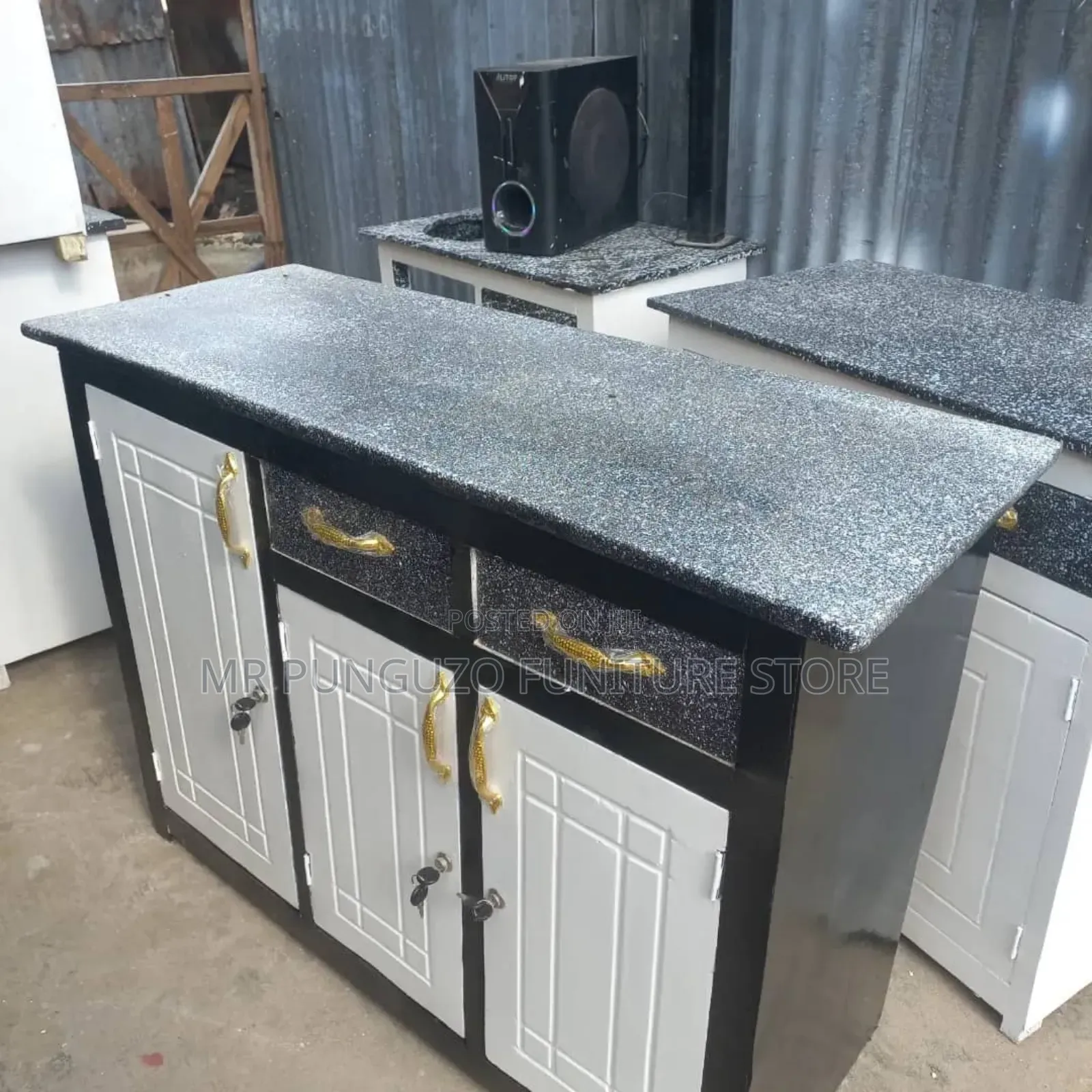 Kitchen Cabinet Milango Mitatu
