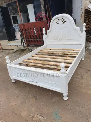 5/6 Mbao Ngumu Rangi Nyeupe Nzuri Used Clean Njo Vipo Vipi